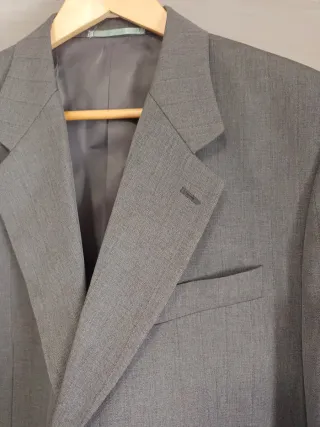 Traje de hombre gris verdoso