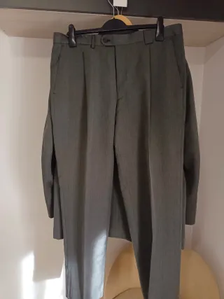 Traje de hombre gris verdoso