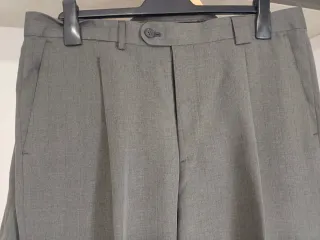 Traje de hombre gris verdoso