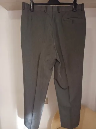 Traje de hombre gris verdoso