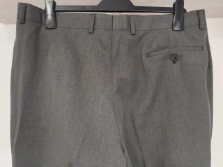 Traje de hombre gris verdoso