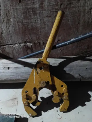 Garra de elevación para raíles de tren