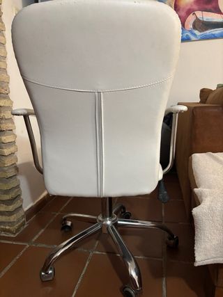 Silla de oficina blanca con ruedas