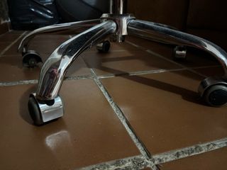 Silla de oficina blanca con ruedas