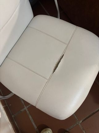 Silla de oficina blanca con ruedas