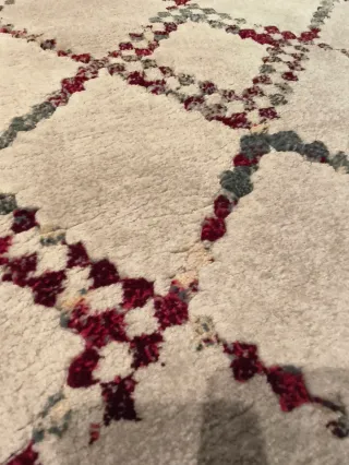 Alfombra de salón beige y roja