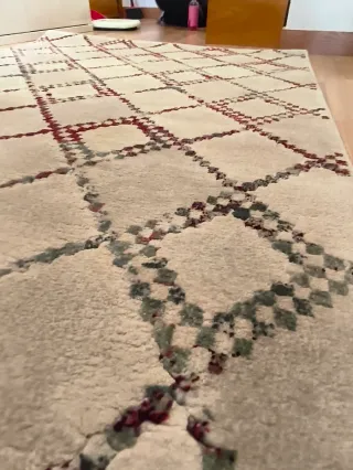 Alfombra de salón beige y roja