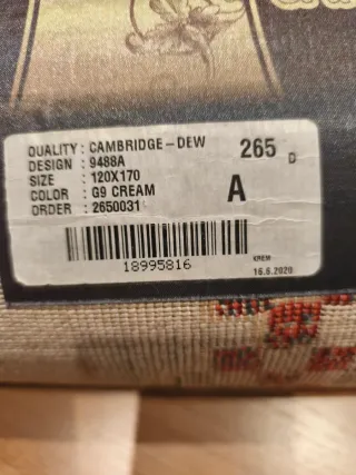 Alfombra de salón beige y roja