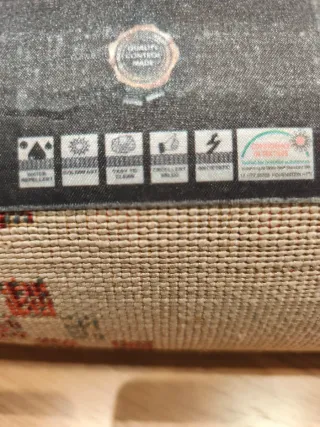 Alfombra de salón beige y roja