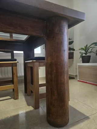 Mesa de comedor de madera