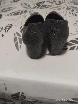Zapatos de tacón negros y plateados