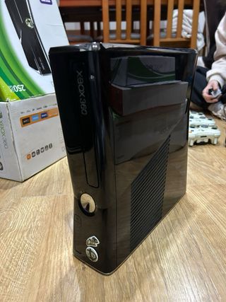 Lote consola Xbox360 + complementos