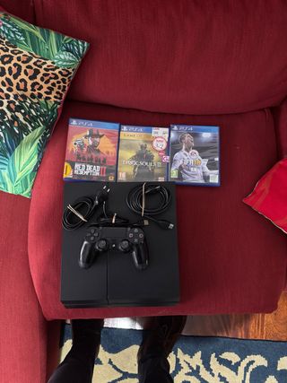 PS4 (PlayStation 4) con 3 juegos