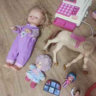 Lote 4 de varios juguetes para niña