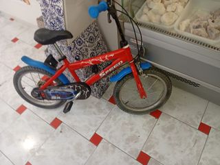 Bicicleta infantil roja