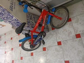 Bicicleta infantil roja