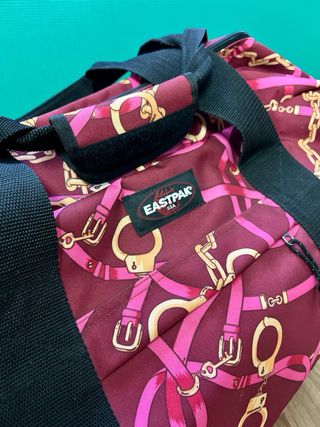 Maleta Eastpak con estampado de cadenas
