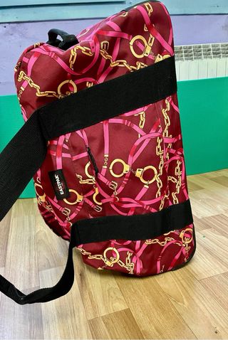 Maleta Eastpak con estampado de cadenas
