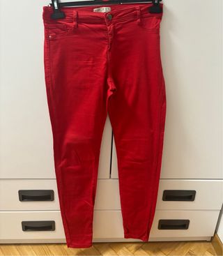 Pantalones vaqueros push up rojos