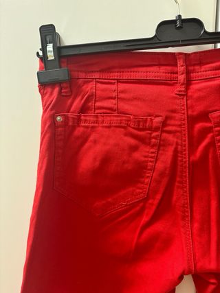 Pantalones vaqueros push up rojos