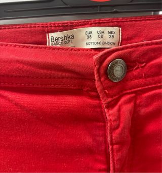 Pantalones vaqueros push up rojos