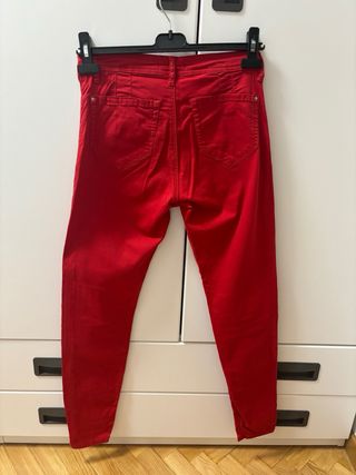 Pantalones vaqueros push up rojos