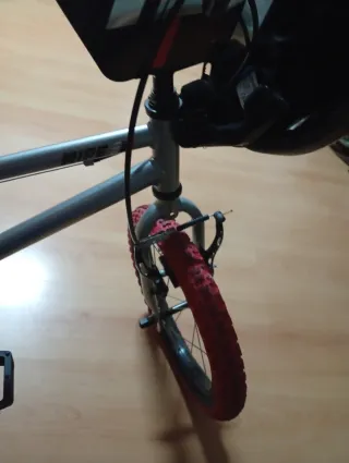 Bicicleta infantil con ruedines marca BMX