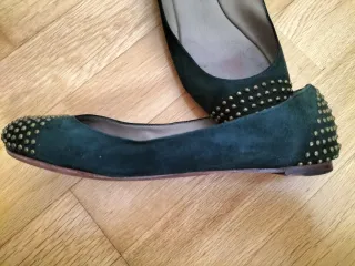 Bailarinas verdes con tachuelas doradas