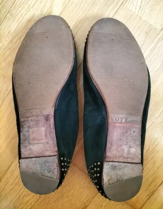 Bailarinas verdes con tachuelas doradas