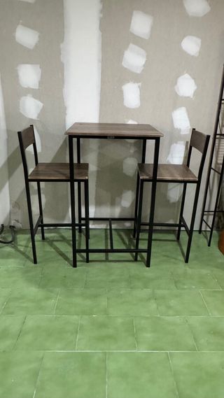 Mesa alta y 2 sillas