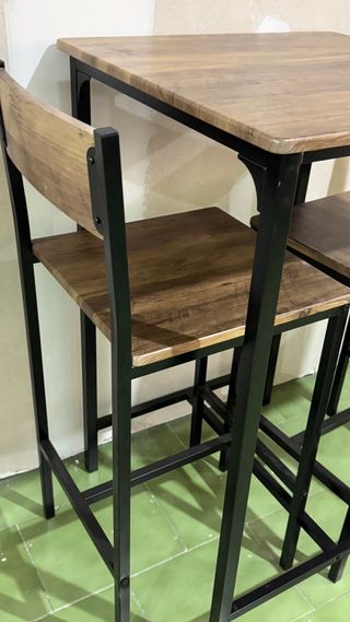 Mesa alta y 2 sillas
