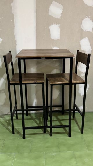 Mesa alta y 2 sillas