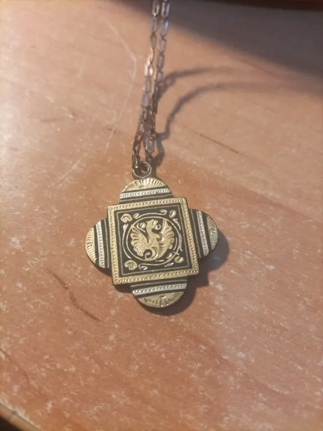 Bisutería dorada y blanca