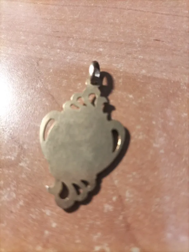 Bisutería dorada y blanca