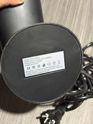 Plancha de vapor negra y dorada