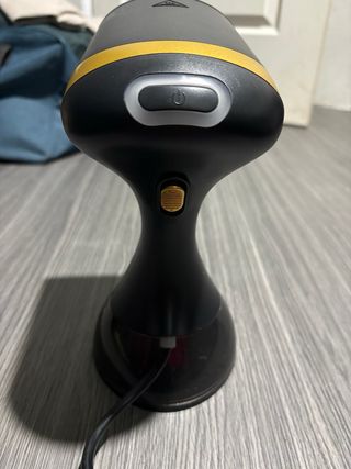 Plancha de vapor negra y dorada