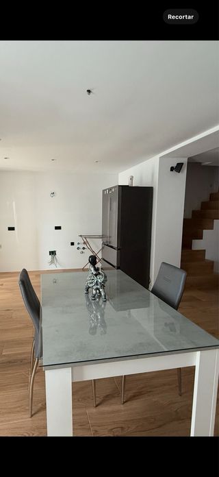 Mesa de comedor extensible de madera.