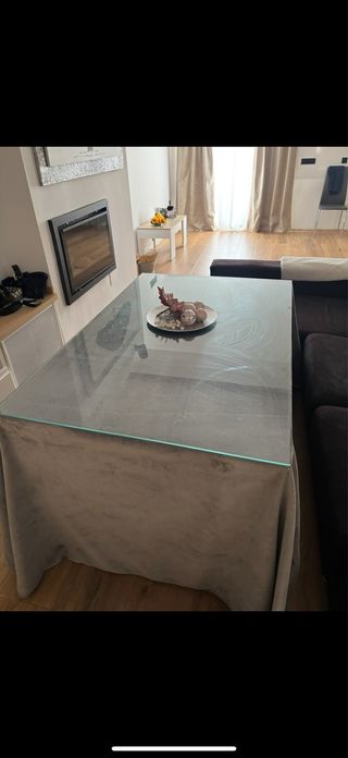 Mesa de comedor extensible de madera.