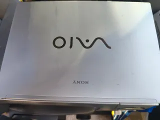 Sony VAIO portátil plateado sin bateria y cargador