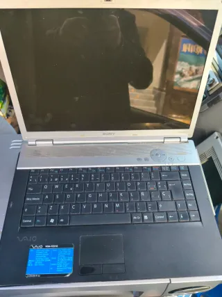 Sony VAIO portátil plateado sin bateria y cargador