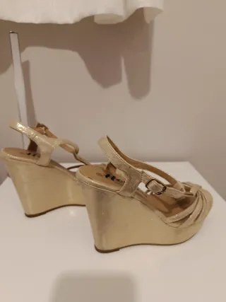 Sandalias doradas plataforma