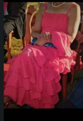 Vestido de fiesta fucsia con volantes