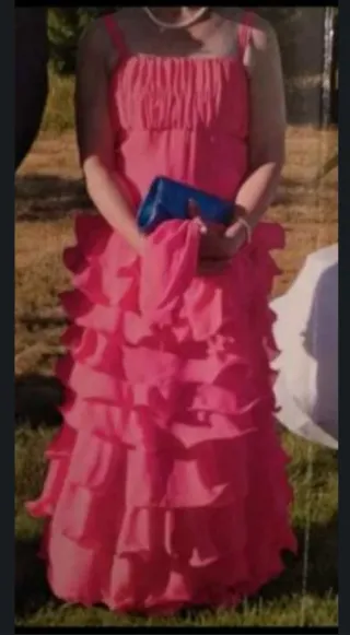 Vestido de fiesta fucsia con volantes