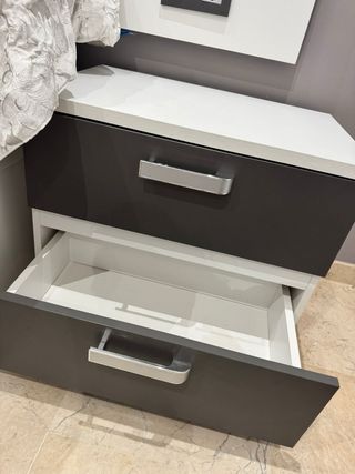 Cabecero y mesitas de noche