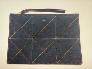 Cartera de mezclilla con costuras de colores