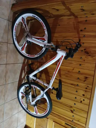 Bicicleta Montaña Blanca con muy poco uso