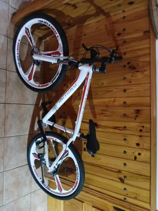 Bicicleta Montaña Blanca con muy poco uso