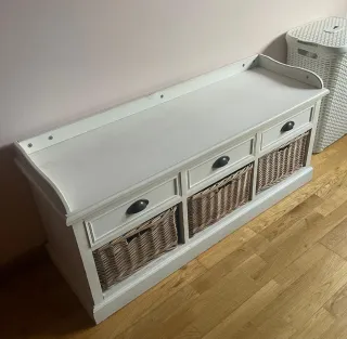 Mueble de madera con cajones y cestas