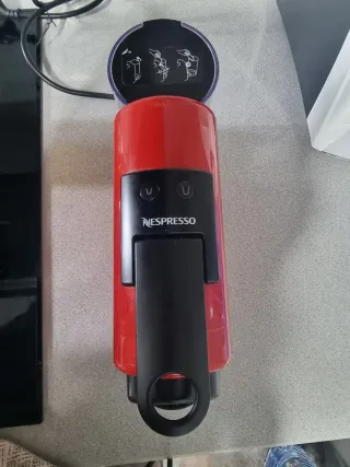 Cafetera Nespresso delonghi Roja.