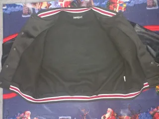 Chaqueta SHEIN Negra con Letra A Roja Talla M